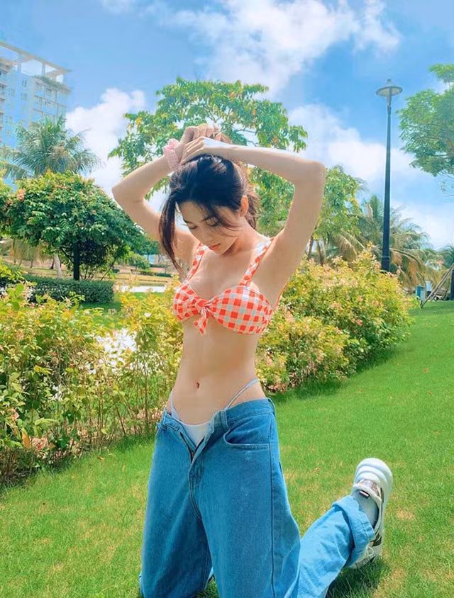 Đa số bình luận để lại đều khen ngợi nhan sắc xinh xắn cùng vòng eo con kiến “hút mắt” của cô gái này.