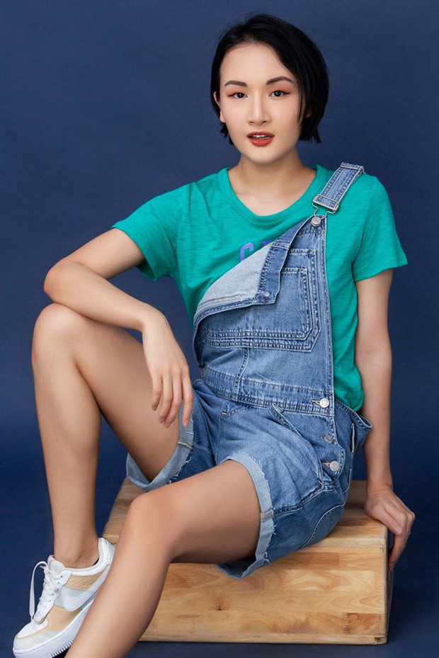 Trong những chia sẻ đó, đáng chú ý nhất là câu chuyện nữ vlogger bị bạn bè bắt nạt thời học cấp 2, và đây cũng là lý do chính "đẩy" cô sang Anh du học.