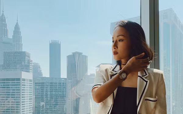 Vlogger 9X tốt nghiệp đại học ngành Fashion Design &amp; Technology. Cô từng có thời gian là stylist và phóng viên thời trang trước khi sang Anh hoàn thành bậc cao học ngành International Fashion Marketing. Mời quý độc giả đón xem thêm video Những kỷ lục ấn tượng trên đường đua YouTube Việt - Nguồn: VTC NOW