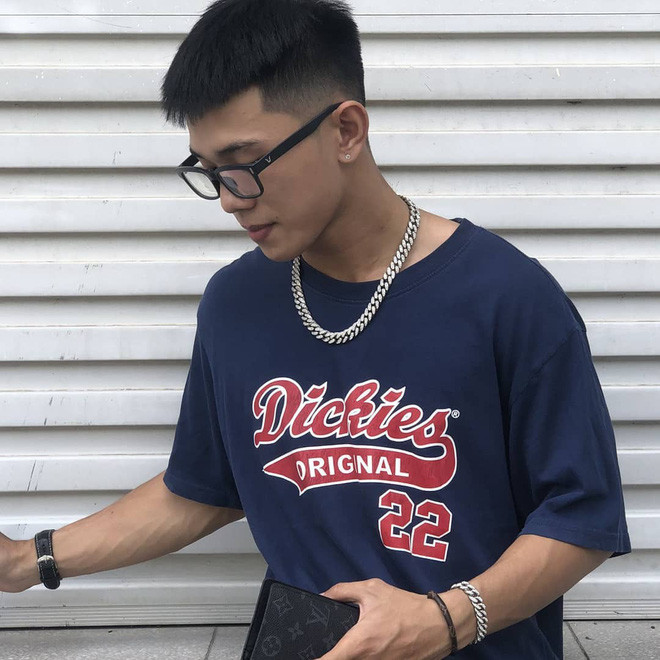 Được biết, ngoài thời gian học ở trường Hào còn y đã biết tranh thủ kiếm tiền bằng việc bán quần áo do chính mình làm mẫu.