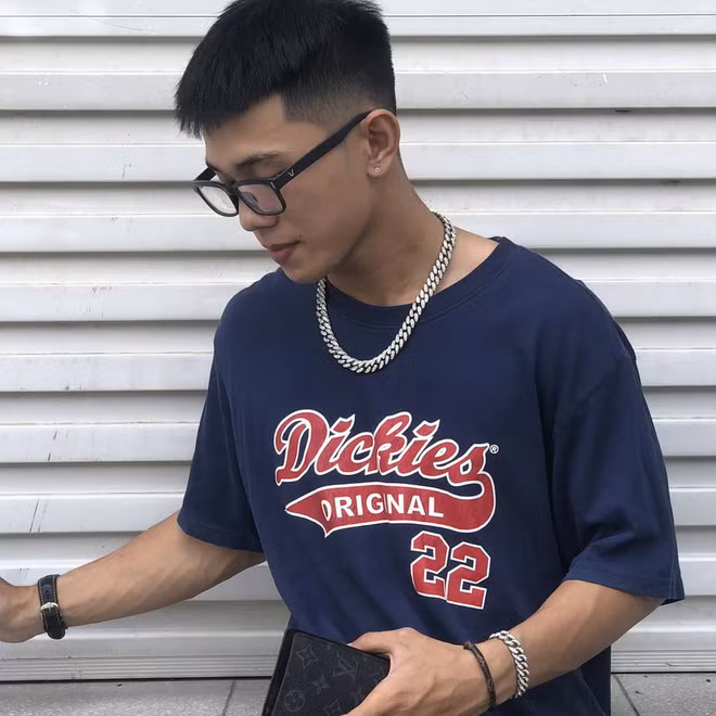 Được biết, ngoài thời gian học ở trường Hào còn y đã biết tranh thủ kiếm tiền bằng việc bán quần áo do chính mình làm mẫu.