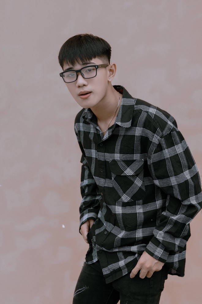 Vẻ ngoài đậm chất nam sinh Hàn Quốc của Hào khiến các cô gái phải liên tục nhấn like. Mời quý độc giả đón xem thêm video Chuyện nam sinh Quang Ngãi trúng tuyển 21 trường đại học - Nguồn: VTC NOW