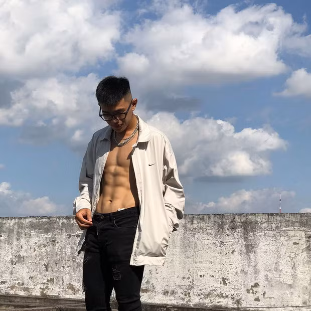 Body hiện tại của cậu bạn đã thay đổi ngoạn mục với 6 múi cơ bụng lộ rõ.