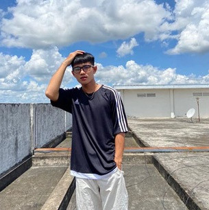 Hào còn tập luyện thêm nên cơ thể của cậu bạn trông gọn gàng hơn.