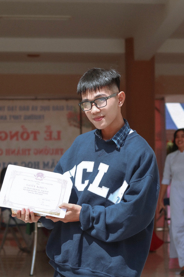 Màn "lột xác" của Trí Hào khiến những người xung quanh vô cùng bất ngờ, bởi ngoại hình hiện tại của cậu không khác gì một hot boy Hàn Quốc.