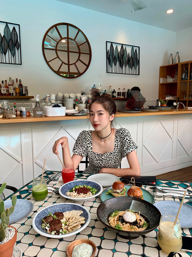 Người đẹp 10x từng là học sinh chuyên Sử của trường THPT chuyên Hà Nội - Amsterdam. Cô bạn có 12 năm là học sinh giỏi, 3 năm cấp 3 đều nhận được học bổng học sinh xuất sắc của trường.