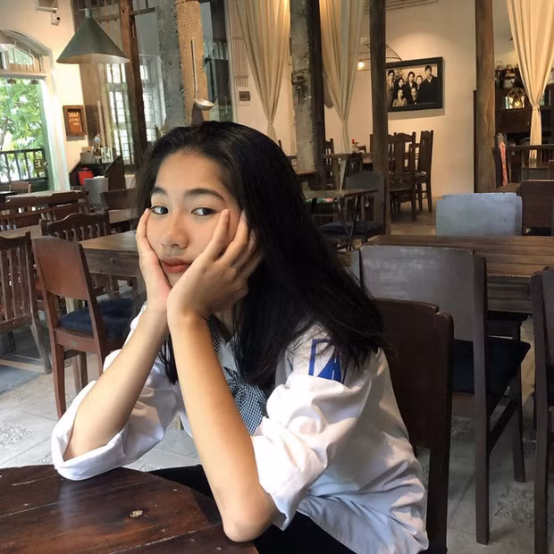 Kể cả khoảnh khắc mặc đồng phục học sinh giản dị, Hà Thi cũng đủ gây thương nhớ người đối diện.