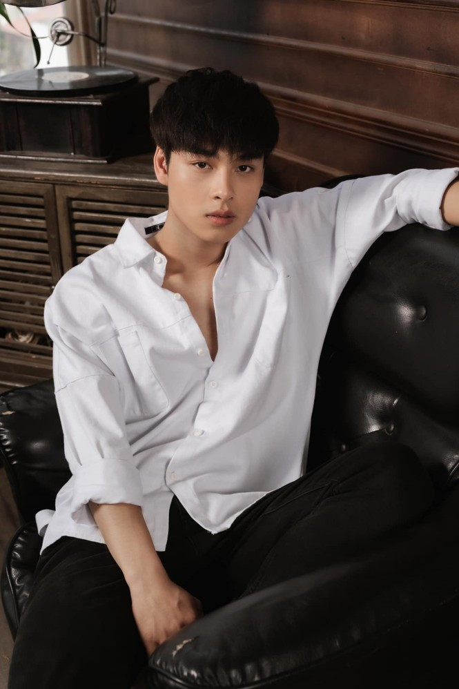 Sở hữu vẻ ngoài điển trai, thư sinh, Đức Anh nhanh chóng gây chú ý trên các trang mạng xã hội và thu về lượng fan không hề nhỏ. Hiện tại, trang Facebook cá nhân của chàng này có hơn 8,1 nghìn người theo dõi và kênh TikTok cũng sở hữu gần 1 triệu lượt người đăng ký theo dõi.