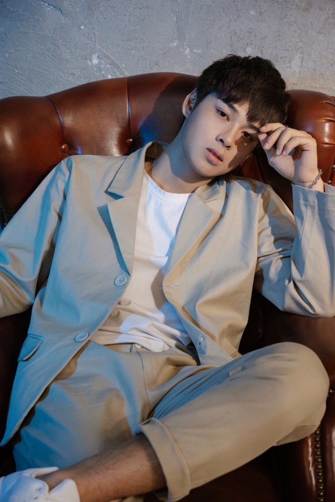 Nhờ vẻ ngoài ăn ảnh, Đức Anh có một nguồn thu nhập không hề nhỏ từ việc làm mẫu. Không chỉ có khả năng biến hóa linh hoạt qua từng vai diễn, chàng Tiktoker còn ghi điểm với gu thời trang trẻ trung, sành điệu. Được biết, Đức Anh hiện đang là thành viên của Box Studio - đơn vị đào tạo cho nhiều streamer nổi tiếng như Quang Cuốn, Thùy Dung, Thảo Nari, BLV Hoàng Quân...