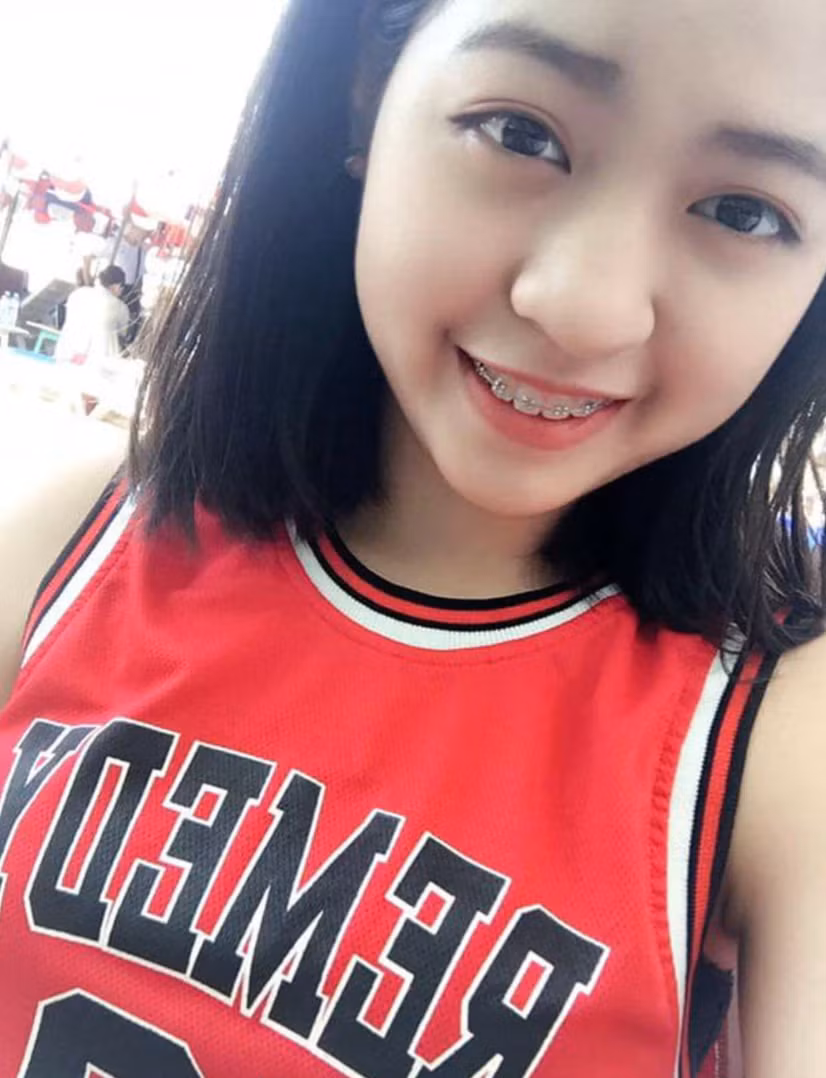 Cách đây không lâu, rất nhiều tấm ảnh hồi nhỏ đến khi dậy thì của hot girl này được tìm ra, làm bằng chứng cho việc khuôn mặt của cô nàng vốn dĩ đã to và thô khác với nhan sắc trên MXH.