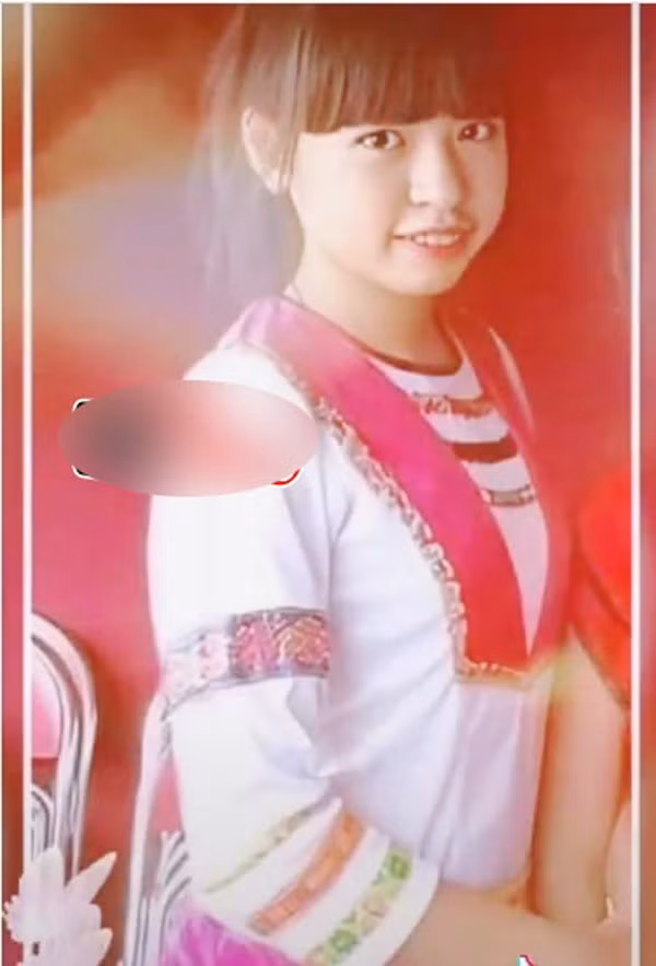 Nhìn những tấm hình hồi nhỏ của Trần Thanh Tâm có thể thấy, cô nàng sở hữu hàm răng hô, kém bắt mắt, đặc biệt là chiếc mũi to và khuôn mặt bầu bĩnh không lẫn vào đâu được.