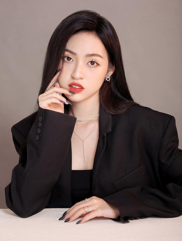 Nhìn vào hình ảnh hiện tại, khuôn mặt của Thanh Tâm thon gọn hơn, dáng cằm thuôn đem tới vẻ nhẹ nhàng, thanh tú đúng diện mạo của một hot girl.