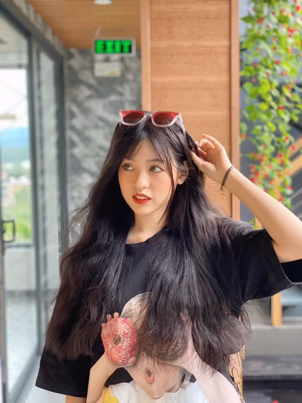 Được biết, sở dĩ khuôn mặt Thanh Tâm thay đổi một phần là nhờ vào việc niềng răng. Thậm chí, có cư dân mạng còn cho rằng cô nàng đã sử dụng phần mềm chỉnh ảnh quá đà nên mới cho ra kết quả nhan sắc một trời một vực như vậy.