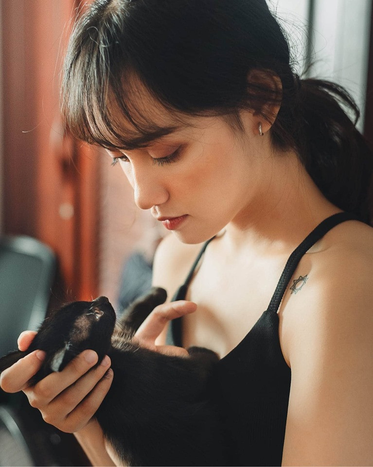 Ngoài việc học chính trên trường, hot girl Kiến trúc còn nhận làm mẫu ảnh để kiếm thêm thu nhập, đồng thời nhằm thoả mãn đam mê của mình.