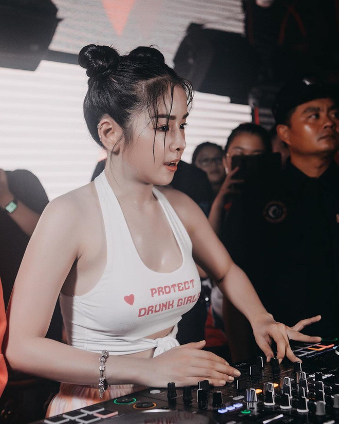 Từ khi trở thành Quán quân cuộc thi Miss DJ 2015, đến khi cô nàng chứng minh tài năng qua The Remix 2017, nữ DJ sinh năm 1995 có sự nghiệp phát triển rộng mở. Cô nàng có mặt tại các sân khấu âm nhạc lớn và được giới trẻ yêu thích.