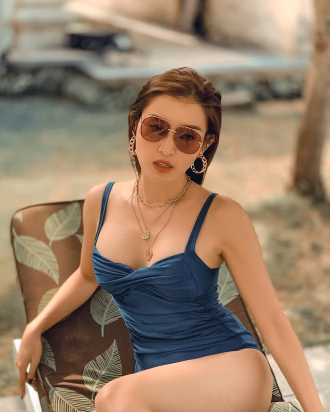 Ở tuổi 25 cô có sự nghiệp đáng ngưỡng mộ và vô cùng đa dạng trên nhiều lĩnh vực như người mẫu, MC, diễn viên...