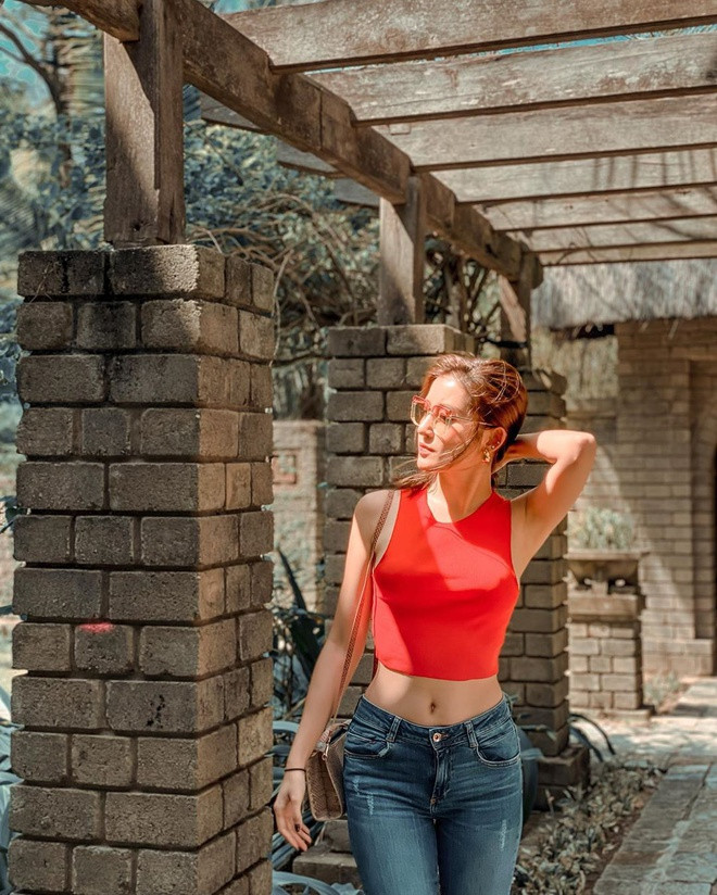 Ngoài ra, Huyền My nhanh chóng trở thành mỹ nhân mặc đẹp nhất showbiz nhờ sự đầu tư, chăm chút cho hình ảnh của mình.