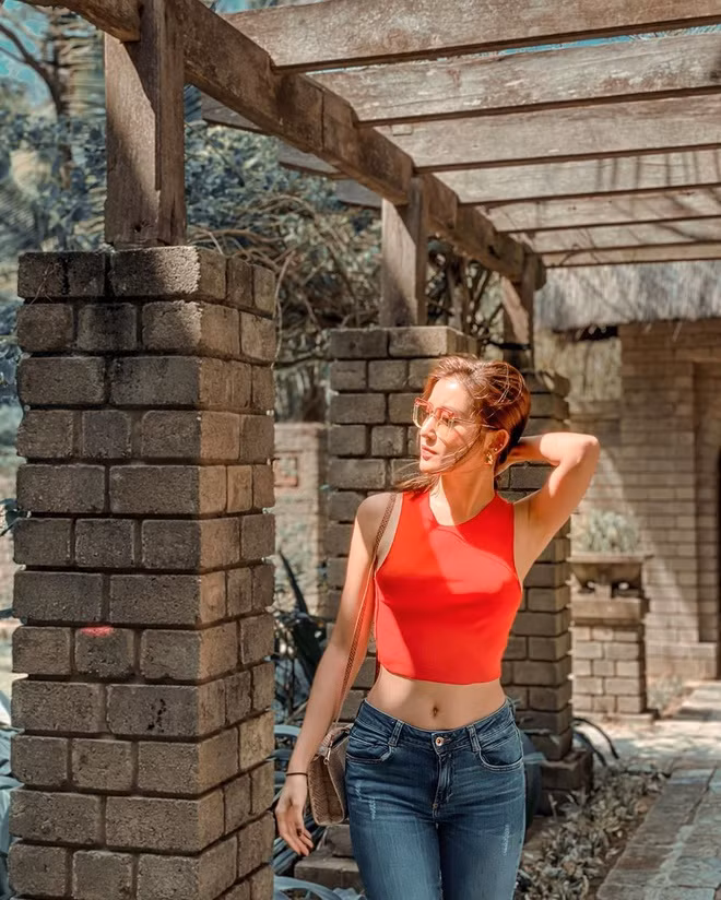 Ngoài ra, Huyền My nhanh chóng trở thành mỹ nhân mặc đẹp nhất showbiz nhờ sự đầu tư, chăm chút cho hình ảnh của mình.