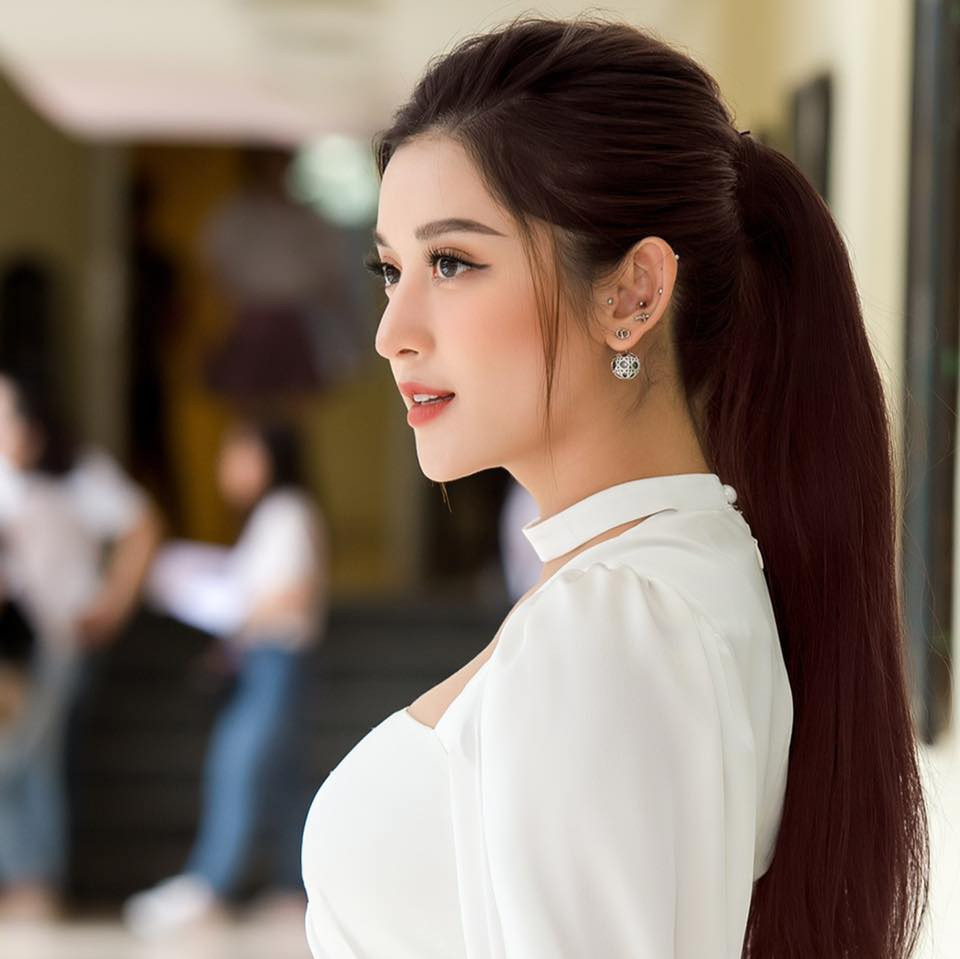 Huyền My cũng là người đẹp khá kín tiếng trong chuyện tình cảm. Mời quý độc giả đón xem thêm video Á hậu Huyền My trải lòng về ‘đẹp nhân tạo’ - Nguồn: KÊNH VTC1