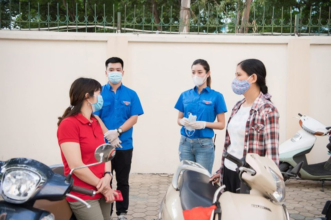 Được biết, hiện tại người đẹp đang là ủy viên Ủy ban Hội Liên hiệp Thanh Niên TP.Hà Nội. Khi được hỏi về lý do tham gia tiếp sức mùa thi năm nay, Huyền My chia sẻ công việc này cô cảm thấy vinh dự và cũng là trách nhiệm của mình.