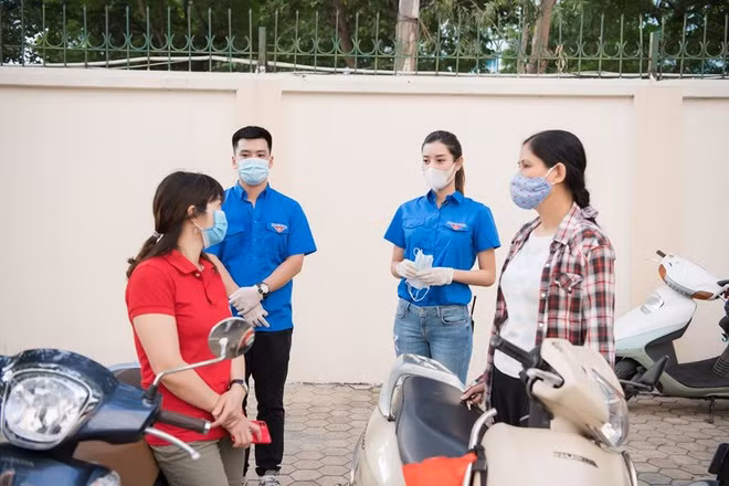 Được biết, hiện tại người đẹp đang là ủy viên Ủy ban Hội Liên hiệp Thanh Niên TP.Hà Nội. Khi được hỏi về lý do tham gia tiếp sức mùa thi năm nay, Huyền My chia sẻ công việc này cô cảm thấy vinh dự và cũng là trách nhiệm của mình.