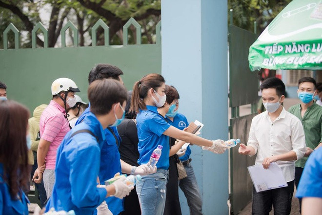 Huyền My được phân công đo nhiệt độ, phát nước và khẩu trang cho thí sinh. Với Á hậu, đây là một trải nghiệm không thể nào quên giữa lúc dịch COVID-19 đang diễn ra.