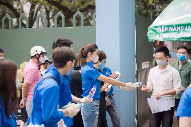 Huyền My được phân công đo nhiệt độ, phát nước và khẩu trang cho thí sinh. Với Á hậu, đây là một trải nghiệm không thể nào quên giữa lúc dịch COVID-19 đang diễn ra.