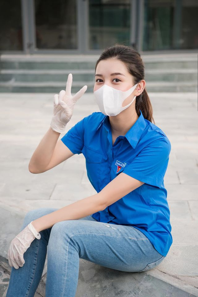 Dù ăn mặc giản dị trong màu áo xanh tình nguyện tham gia phát nước uống, sữa, khẩu trang cho các sĩ tử. Thế nhưng với ngoại hình nổi bật nên người đẹp vẫn khiến nhiều người chú ý.