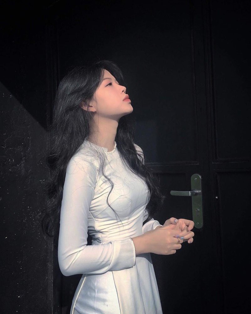 Chỉ trong 3 động tác, Trà Giang nhanh chóng biến tấu áo dài thành áo bà ba xinh xắn, phù hợp đi học ngày mưa gió cho nữ sinh.