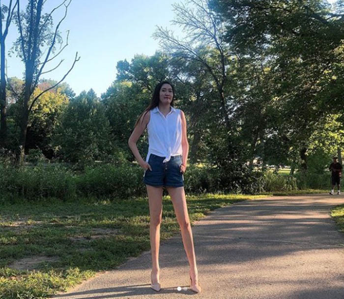 Với lợi thế về chiều cao, cô có thể giúp bố mẹ làm một số công việc nhà như lấy đồ trên kệ cao. Khi đi ra ngoài, cô thường cảm thấy mình như một siêu sao, bởi tất cả đều ngoái lại nhìn cô nàng cao hơn 2m. Rất nhiều người khi thấy cô đều muốn chụp ảnh cùng và không tiếc lời khen ngợi.