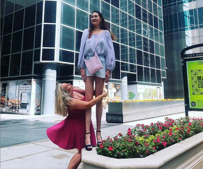 "Rất nhiều người đã hỏi tôi: Bạn có phải người mẫu không? Khi họ hỏi như vậy, tôi thấy rất hạnh phúc". Cô nhận ra bản thân có tiềm năng trở thành một người mẫu thời trang và bắt đầu tạo ra một thương hiệu quần tất dành riêng cho những người phụ nữ cao.