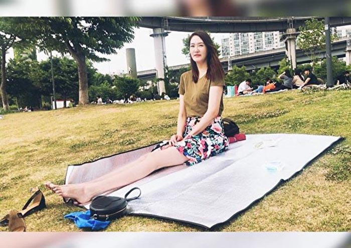 Rentsenkhorloo Bud (29 tuổi) sinh ra ở Mông Cổ nhưng hiện đang sống ở Chicago, Mỹ. Cô là một trong những người người sở hữu đôi chân dài nhất thế giới. Dù cô cao 2,05m, riêng đôi chân đã dài 1,34m nhưng cô vẫn thích mặt quần đùi và đi giày cao gót để chân trông dài hơn.