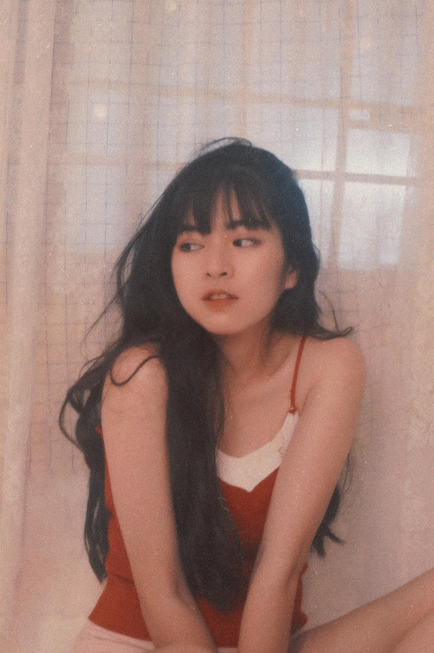 Khánh Vân sở hữu khuôn mặt trẻ con mũm mĩm với đôi má lúm đồng tiền duyên dáng, thế nhưng body của cô nàng lại ngược hẳn.