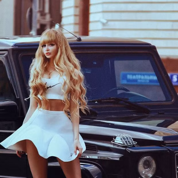 Khi lớn lên, Angelica Kenova càng bị kiểm soát chặt chẽ hơn.