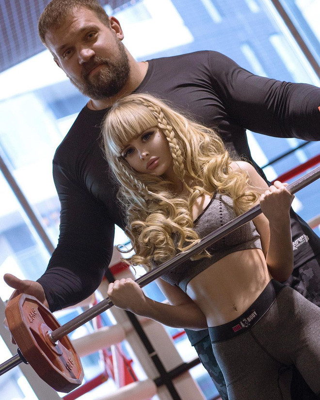 Angelica Kenova sinh năm 1992 ở Nga và hiện đang làm người mẫu thời trang. Cô từng tốt nghiệp Đại học Tổng hợp Matxcova chuyên ngành tâm lý học trẻ em.