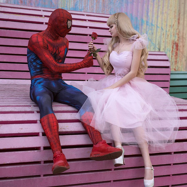 Angelica Kenova cho biết ngay từ khi mới sinh ra, bố mẹ cô đã cho cô ăn mặc như búp bê Barbie và khi ra ngoài phải có mẹ là bà Natalia đi cùng.