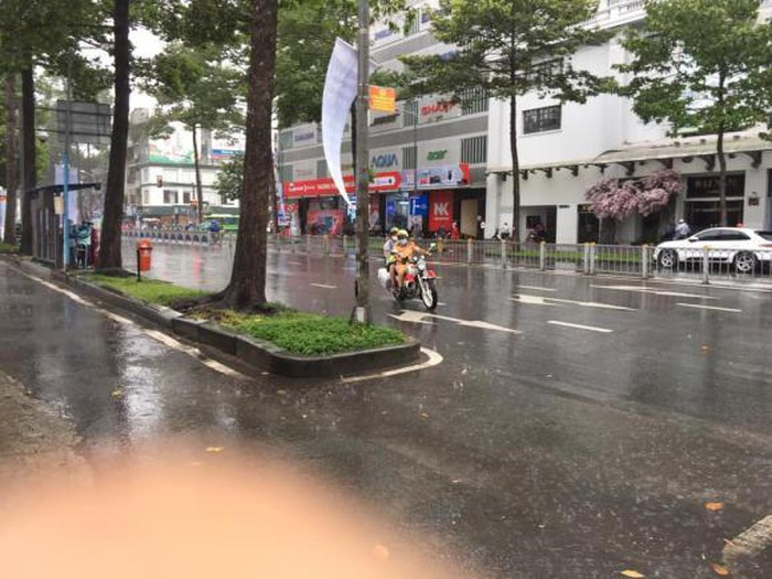 Sau khi đăng tải, hình ảnh này nhận được nhiều lời tán thưởng từ phía cộng đồng mạng vì hành động đẹp trong ngày thi đầu tiên.