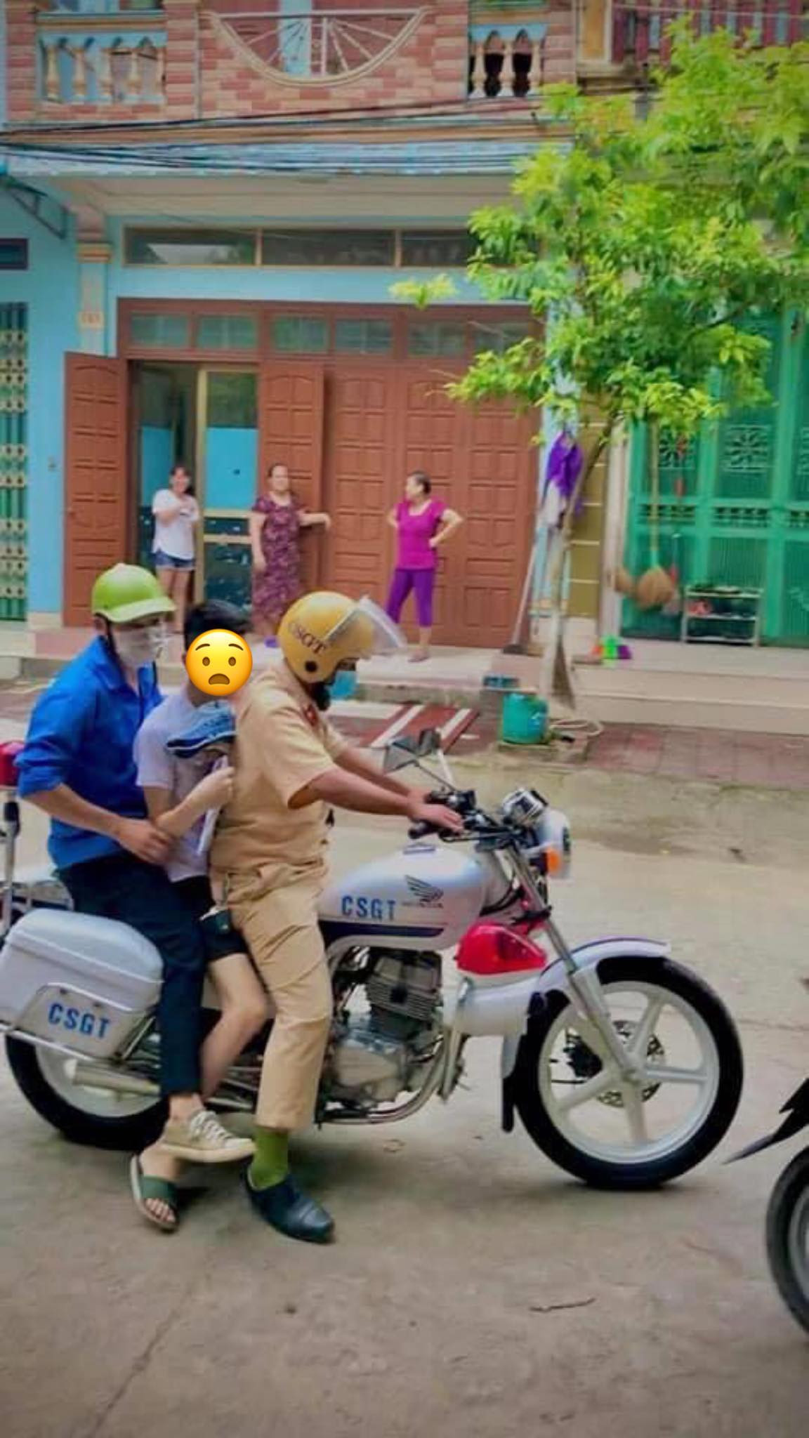 Cũng trong ngày thi đầu tiên, hình ảnh một nam sinh đã ngủ quên và được đồng chí CSGT và tình nguyện viên nhiệt tình đưa đến trường thi chia sẻ rộng rãi trên MXH.