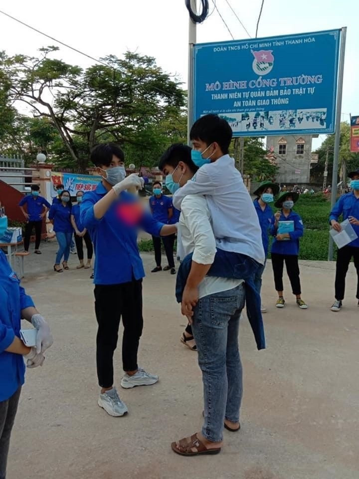 Trong số những hình ảnh đẹp diễn ra vào ngày thi đầu tiên được chia sẻ trên mạng xã hội, được chú ý nhất có lẽ là khoảnh khắc đôi bạn thân cõng nhau đến một điểm thi tại Thanh Hóa để tham gia kỳ thi tốt nghiệp THPT năm nay.