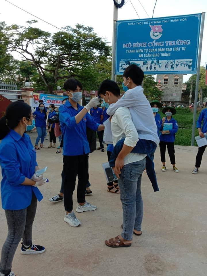 Đôi bạn này đã đến trường thi từ rất sớm, hoàn thành việc kiểm tra thân nhiệt rồi được cán bộ làm việc tại đây dẫn vào phòng thi.