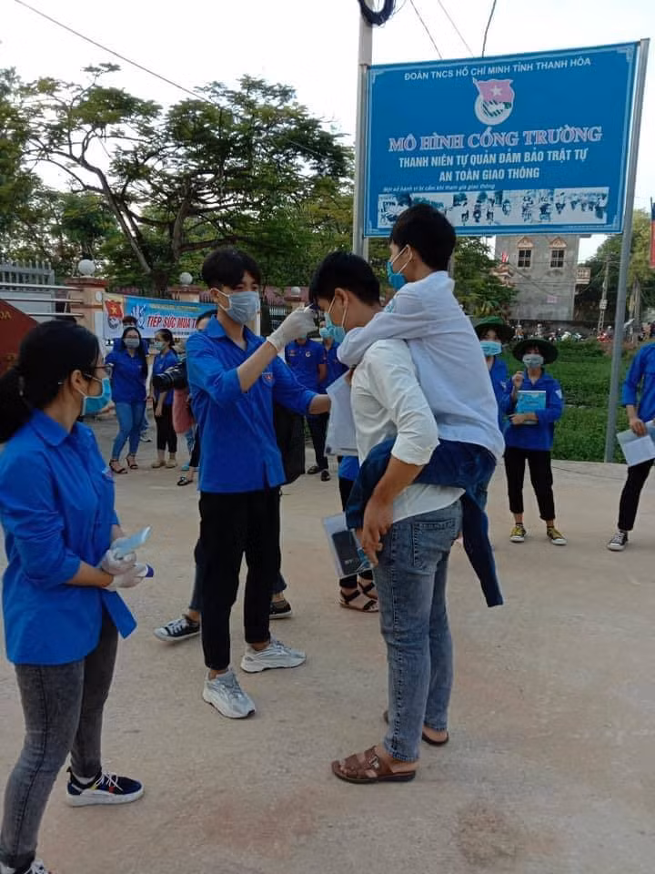 Đôi bạn này đã đến trường thi từ rất sớm, hoàn thành việc kiểm tra thân nhiệt rồi được cán bộ làm việc tại đây dẫn vào phòng thi.