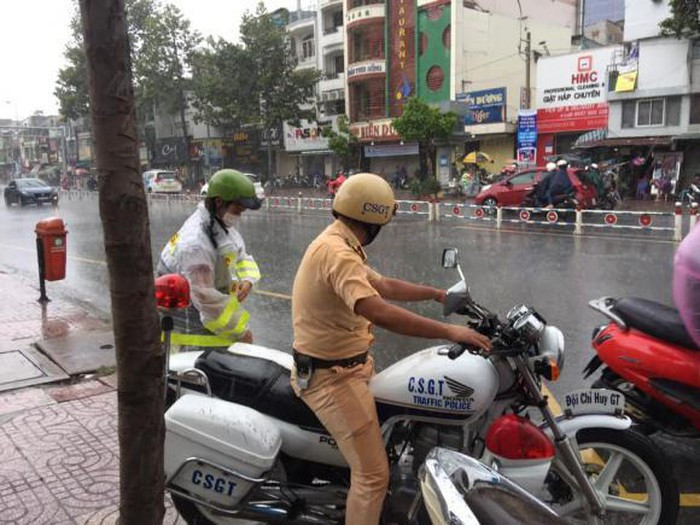 Ở ngay trên đường phố, một hình ảnh đẹp mùa thi khác cũng gây xôn xao cộng đồng mạng, đó là hình ảnh một chiến sĩ CSGT nhường áo mưa, chở thí sinh nữ trên mô tô đặc chủng đến điểm thi trong trời mưa.