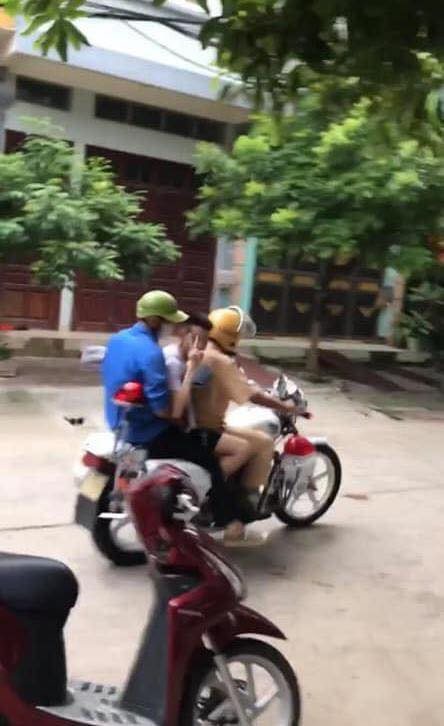 Được biết. sau đó người nhà của nam sinh này đã đăng tải lên MXH và gửi lời cảm ơn sâu sắc đến đồng chí cảnh sát và chàng thanh niên tình nguyện.