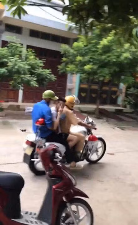 Được biết. sau đó người nhà của nam sinh này đã đăng tải lên MXH và gửi lời cảm ơn sâu sắc đến đồng chí cảnh sát và chàng thanh niên tình nguyện.