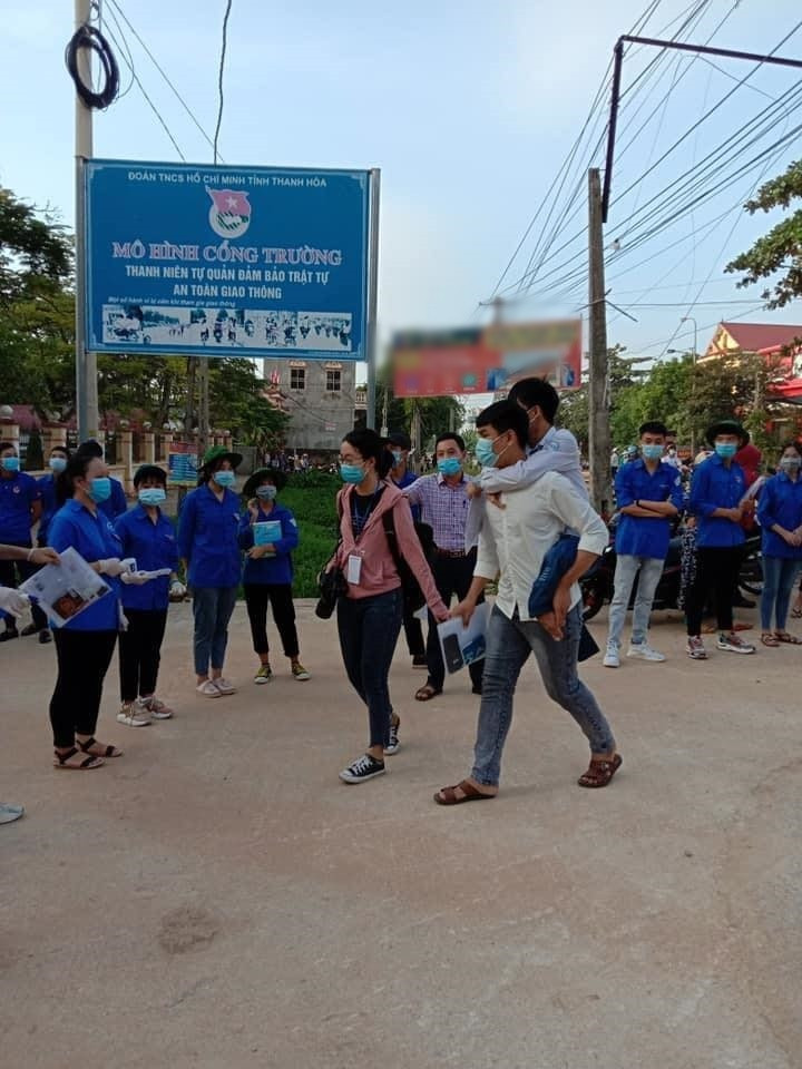 Hình ảnh nam sinh cõng bạn tàn tật đi thi đã khiến cộng đồng mạng cảm phục, ngưỡng mộ và không khỏi xúc động.
