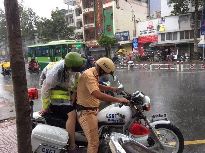 Được biết, chiến sĩ CSGT nói trên là Đại úy Nguyễn Anh Tú thuộc Đội CSGT Bến Thành. Trong quá trình làm nhiệm vụ, đồng chí Tú gặp một thí sinh nữ bị mắc mưa trên đường Nguyễn Thái Học (Quận 1). Không ngần ngại, đồng chí dừng lại, ngỏ lời nhường áo mưa và chở thí sinh đến điểm thi tại Trường THPT TenLơMan (Quận 1).