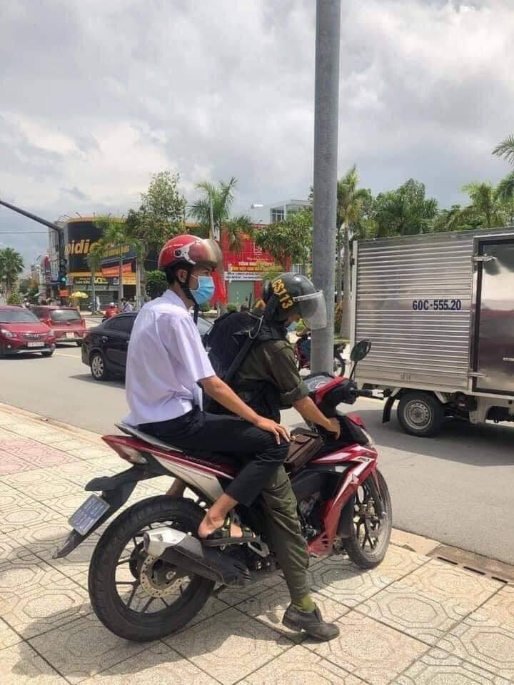 Được biết, thí sinh này trên đường đến hội đồng thi trường THPT Tân Phước Khánh làm thủ tục dự thi thì xe máy bị hỏng nên được anh chiến sỹ cảnh sát 113 đang làm nhiệm vụ gần đó dùng xe chuyên dụng chở đến địa điểm thi an toàn, đảm bảo thời gian.