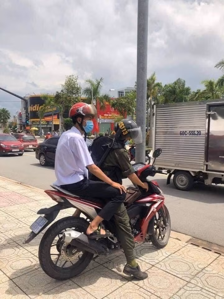 Được biết, thí sinh này trên đường đến hội đồng thi trường THPT Tân Phước Khánh làm thủ tục dự thi thì xe máy bị hỏng nên được anh chiến sỹ cảnh sát 113 đang làm nhiệm vụ gần đó dùng xe chuyên dụng chở đến địa điểm thi an toàn, đảm bảo thời gian.