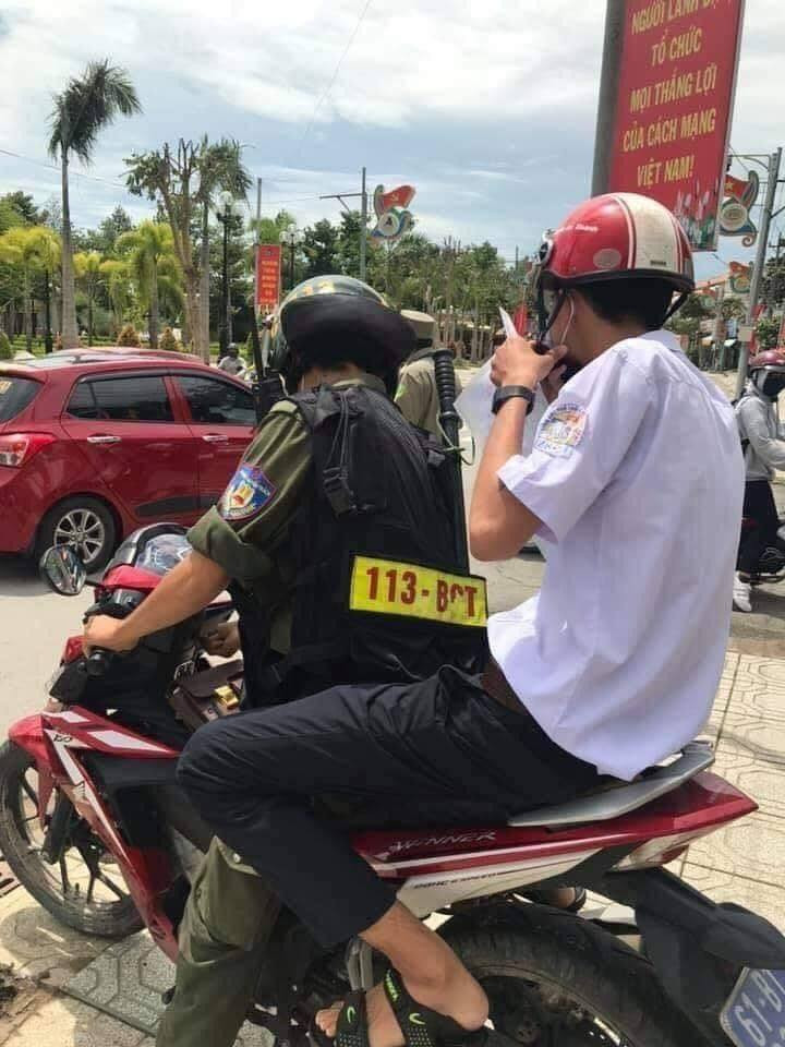 Trên MXH vừa qua cũng chia sẻ nhiều hình ảnh một thí sinh được anh chiến sỹ đội cảnh sát 113 đưa đến trường thi nhận về nhiều sự tán thưởng.