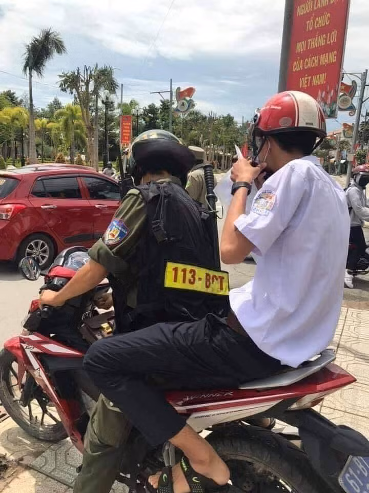 Trên MXH vừa qua cũng chia sẻ nhiều hình ảnh một thí sinh được anh chiến sỹ đội cảnh sát 113 đưa đến trường thi nhận về nhiều sự tán thưởng.